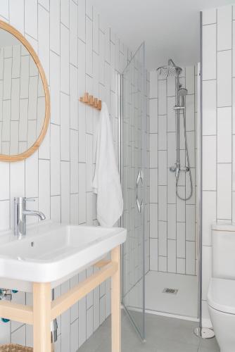 a bathroom with a sink and a shower at BAO 4 / APARTAMENTO CON TERRAZA in Somo