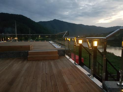 Landskap semula jadi dekat dengan rumah percutian