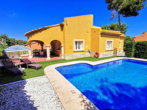 eine Villa mit einem Pool vor einem Haus in der Unterkunft 0314 - Villa Cereza in Balcon del Mar