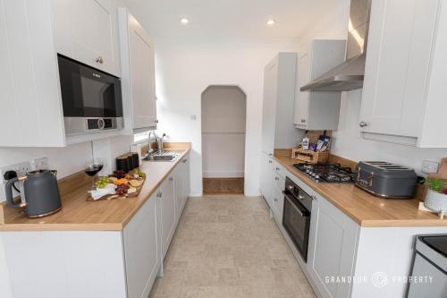 Kjøkken eller kjøkkenkrok på Beautiful and Stylish 3Bedroom Flat with Parking - Beaufort Heights