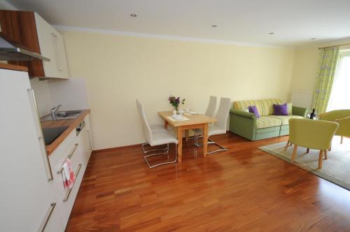 Appartement Bergblick Iにあるキッチンまたは簡易キッチン