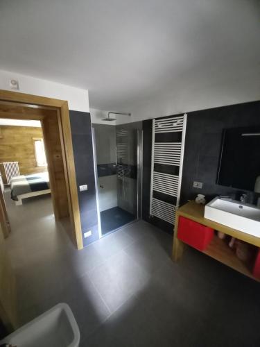 Vannas istaba naktsmītnē Appartamento in centro a Siror