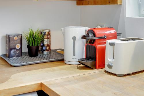 Il comprend une cuisine équipée d'une cafetière et d'un grille-pain. dans l'établissement Aux portes de Bordeaux L'Actors Studio MindUrGuest, à Lormont