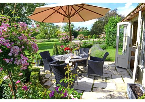 Abbots Grange Manor Houseにある庭