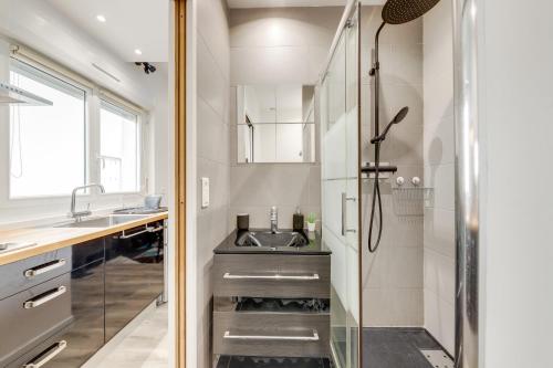 Il comprend une petite cuisine avec un évier et une douche. dans l'établissement Aux portes de Bordeaux L'Actors Studio MindUrGuest, à Lormont