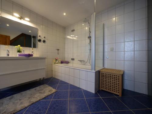 a large bathroom with a shower and a tub at Fachwerkhaus in ruhiger Altstadt by Rabe - free Netflix & eigene Terrasse in Karlsruhe