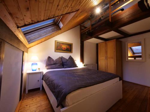 Un dormitorio con una cama grande en una habitación con techos de madera. en Fachwerkhaus in ruhiger Altstadt by Rabe - free Netflix & eigene Terrasse en Karlsruhe