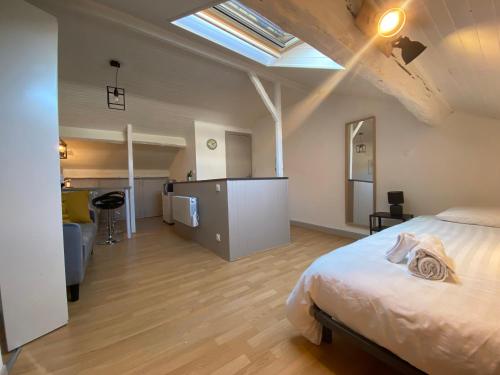 une chambre avec un lit et un bureau dans une pièce dans l'établissement Les Cosy De Nancy - Le nid douillet - 4*, à Nancy