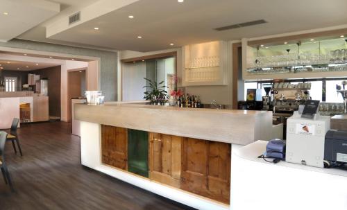 a bar in a restaurant with a counter at Hotel Giardinetto in San Zeno di Montagna