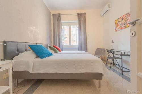 sypialnia z dużym łóżkiem i stołem w obiekcie Miani House w Rzymie