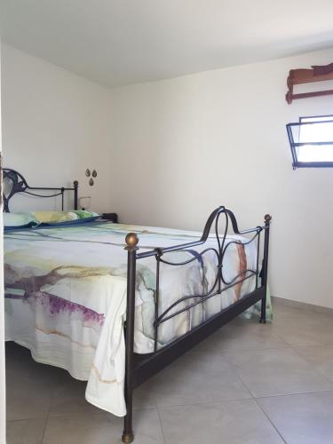 um quarto com uma cama num quarto em B&B RoofTop51 em Rimini