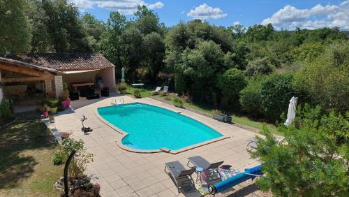 une vue aérienne d'une piscine dans une cour arrière dans l'établissement Maison d'Hôtes & Spa La Chêneraie-Provence Ventoux, à Saint-Didier