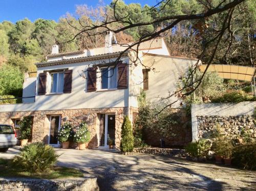 a stone house with a driveway in front of it at Chambre d'Hôtes "La Cabrière" in Salernes