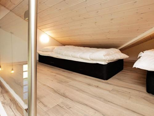 Habitación pequeña con 2 camas y suelo de madera. en 10 person holiday home in Saltum, en Saltum