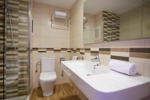 A bathroom at Invisa Ereso All Inclusive