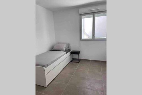 um pequeno quarto com um sofá e uma janela em New appartement with 2 bedrooms in a new building em Cagnes-sur-Mer
