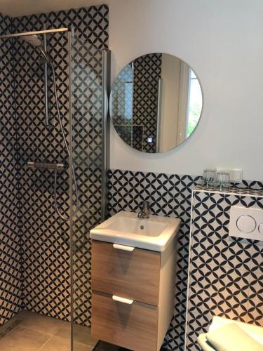 uma casa de banho com um lavatório e um espelho em Flora’s B&B em Landsmeer