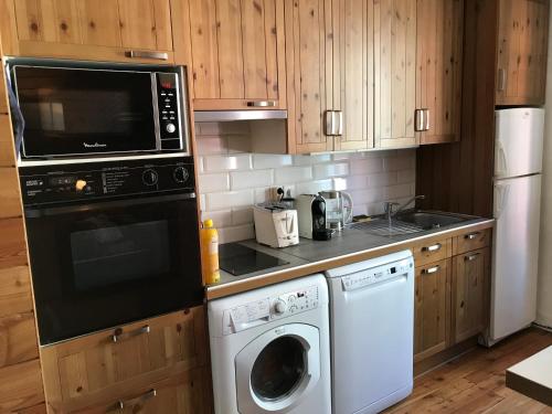 Kuchyň nebo kuchyňský kout v ubytování appartement style chalet centre Barcelonnette