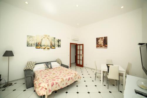 - une chambre avec un lit, une table et des chaises dans l'établissement Casa Fortuna, à Sorrente