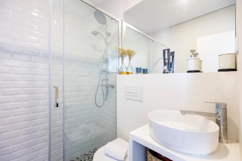 Ванная комната в Elegant Studio w/ AC & Balcony by LovelyStay