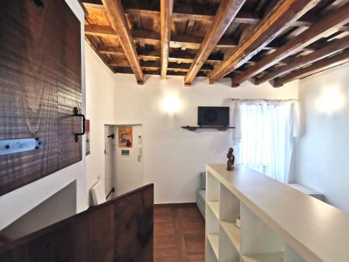 ローマにあるRomantica Navonaのカウンターと壁掛けテレビ付きの部屋