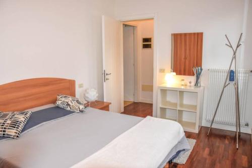 una camera con un grande letto con testiera in legno di Apartment with free parking near the center a Bassano del Grappa