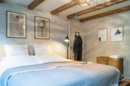 En eller flere senge i et værelse på B&B Amsterdam Amstel Apartment