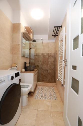 ein Badezimmer mit Dusche, Toilette und Waschbecken in der Unterkunft Bakuba - Studio pe plaja cu vedere la mare & loc parcare gratis in Mamaia Nord – Năvodari