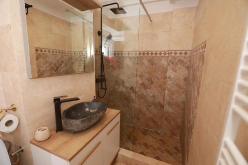 ein Badezimmer mit Waschbecken und Dusche in der Unterkunft Bakuba - Studio pe plaja cu vedere la mare & loc parcare gratis in Mamaia Nord – Năvodari