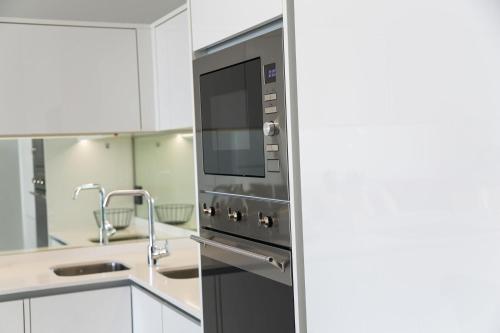 A cozinha ou cozinha compacta de Ellipse Waterfall Upmarket Apartment