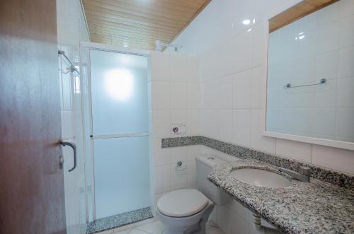 uma casa de banho com um WC, um lavatório e um chuveiro em Pousada Morada da Praia em Bombinhas