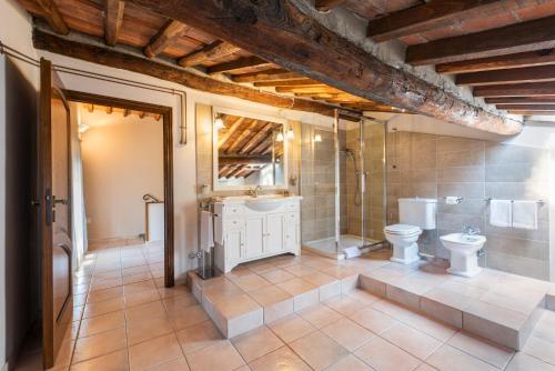 La salle de bains est pourvue de toilettes et d'un lavabo. dans l'établissement Villa Leone, à San Gennaro