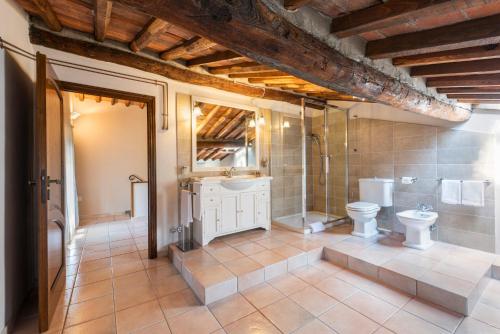 A bathroom at Villa Leone