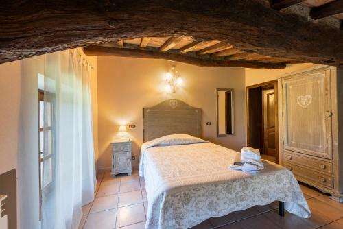 A bed or beds in a room at Villa Leone