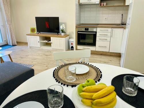 a kitchen with a table with bananas on it at Vörösmarty apartmanház in Makó