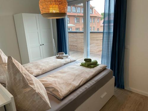 a room with two pillows on a bench in front of a window at Wohnen am Südstrand - Ferienwohnung 2 4 in Wyk auf Föhr