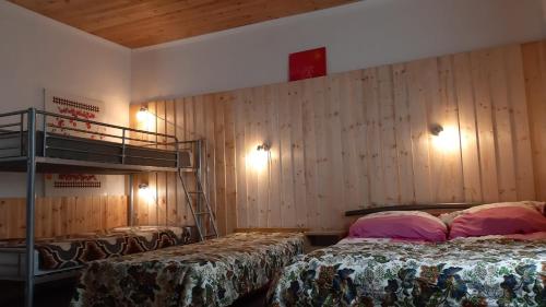 1 Schlafzimmer mit 2 Betten und 1 Etagenbett in der Unterkunft Akácvirág Vendégház in Ács