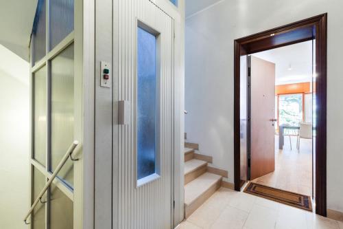 korytarz z drzwiami prowadzącymi do jadalni w obiekcie Venice Lido Wonderful Apartment with Terrace w Lido di Venezia