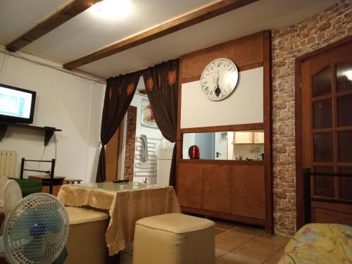 蘇瓦烏基的住宿－aura，一间砖墙上带时钟的客厅