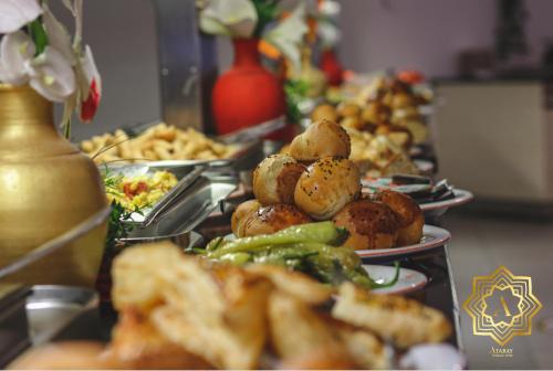 una fila di piatti da mangiare su un tavolo di ATABAY TERMAL a Kozaklı