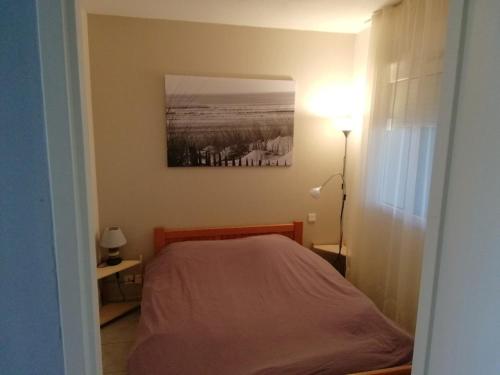 Giường trong phòng chung tại Appartement T2 cabine, capacité 4 personnes, à 600 m de la plage et à 300 m du Golf