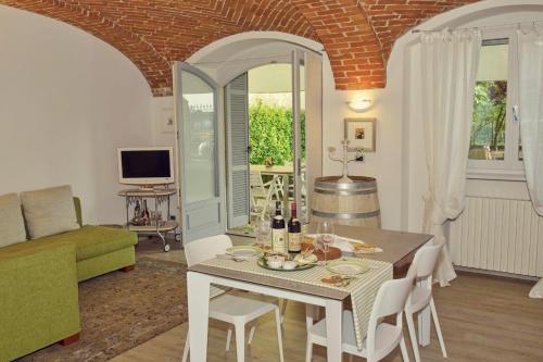 una sala de estar con una mesa con botellas de vino. en La Morra Suite, en La Morra