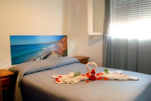 Una habitación de hotel con una cama con un conejito. en Pueblos blancos en Vejer de la Frontera