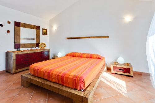 - une chambre avec un grand lit et une commode dans l'établissement Countryside Sicily House, à Pagliaia
