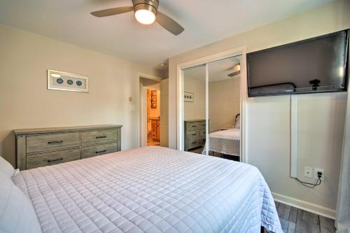 En eller flere senge i et værelse på Cape May Quad with Grill - 7 Blocks to Beach!