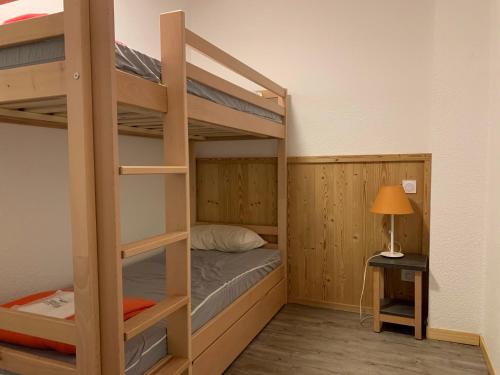 Двухъярусная кровать или двухъярусные кровати в номере travelski home classic - Résidence La Muzelle