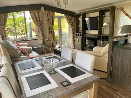 cocina y sala de estar con mesa y sillas en 2 Bedrooms & Double Sofa bed Deluxe Superior Holiday Home, en Gisburn