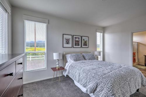 ein weißes Schlafzimmer mit einem Bett und einem Fenster in der Unterkunft Modern Williams Home 55 Mi to Grand Canyon! in Williams