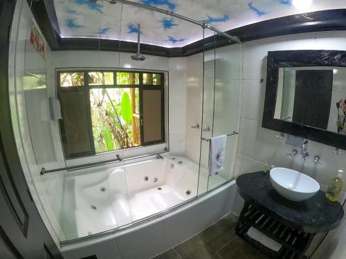 Hotel Campestre Lagos de Venecia - Chalet, glamping, camping y overlandingにあるバスルーム