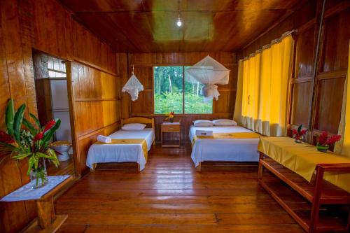 A bed or beds in a room at Monte Amazonico Lodge